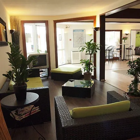 Hotel East 2*